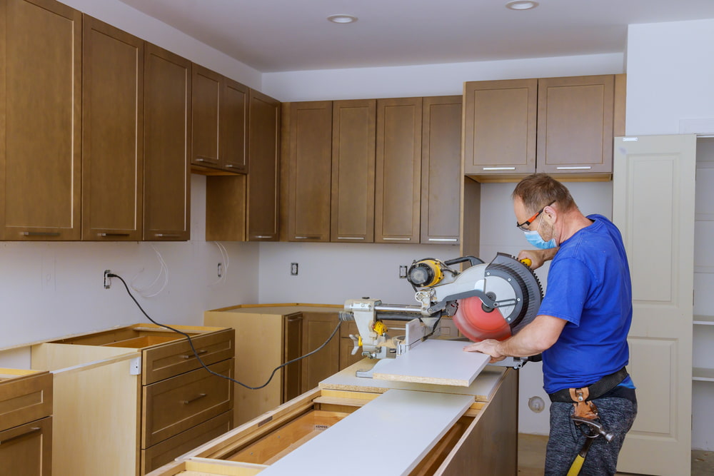 What are red flags when hiring a contractor?
