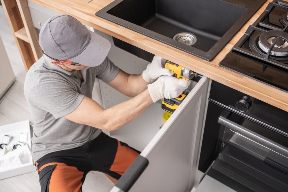What happens during a first meeting with a kitchen remodeler?